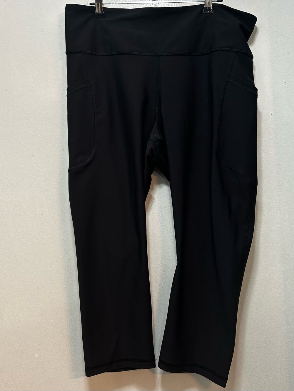Old Navy Black High-Rise Capri Leggings